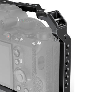 SmallRig-2918-4 Lähikuva SmallRig 2918 Light Cage for Sony A7 III / A7R III / A9 -valaisimesta asennettuna kameraan, jossa on useita kiinnitysreikiä ja merkittyjä ruuvipisteitä, kameran runko ja säätimet osittain näkyvissä.