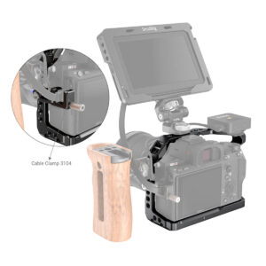SmallRig-2918-5 SmallRig 2918 Light Cage for Sony A7 III / A7R III / A9 -valaisimessa on näytetty valaisinhäkki, jossa on monitori, puinen sivukahva ja kaapelikiinnike 3104. Sisäkuvassa korostetaan asennetun kaapelipuristimen paikkaa häkissä.