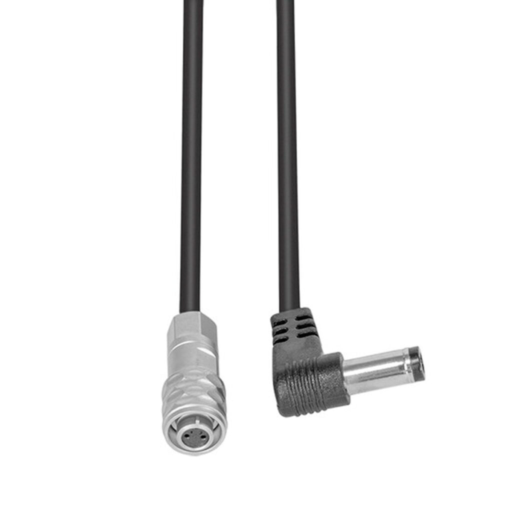 SmallRig-2920-2 SmallRig 2920 2-pinninen latauskaapeli BMPCC 4K/6K:lle sisältää mustan kaapelin, jonka toisessa päässä on pyöreä hopeinen liitin ja toisessa päässä musta suorakulmainen liitin, kuvassa valkoista taustaa vasten.