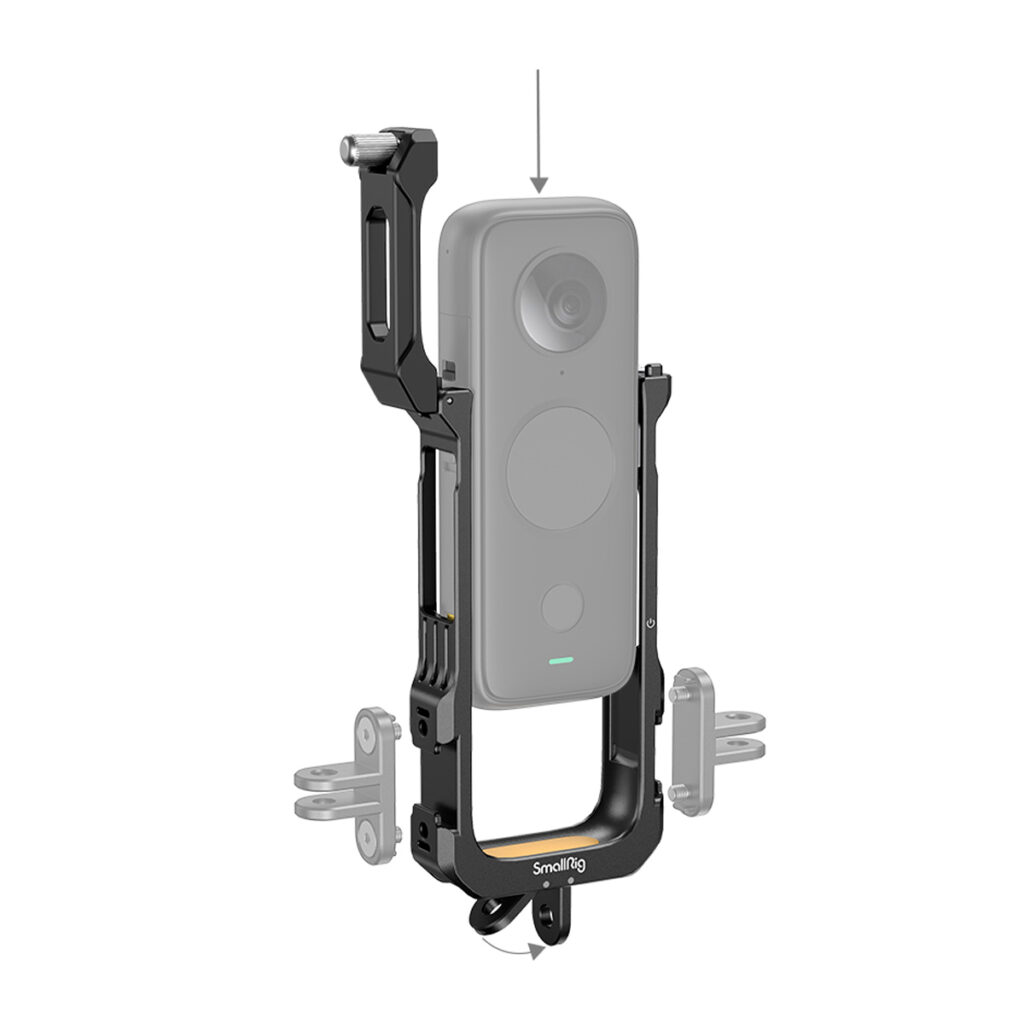 SmallRig-2923-3 SmallRig 2923 Utility Frame for Insta360 One X2 on musta kamerahäkkikiinnike, joka on suunniteltu pitämään kompaktia 360 asteen toimintakameraa turvallisesti, ja siinä on useita lisävarusteiden kiinnityspisteitä, jotka näkyvät, kun kamera asetetaan kehykseen.