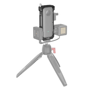 SmallRig-2923-4 SmallRig 2923 Utility Frame for Insta360 One X2 on asennettu kompaktille jalustalle, jossa on mikrofoni ja LED-valo, ja se tarjoaa kannettavan, ammattilaisvideokuvan. Kehys ja lisävarusteet näkyvät tarkennettuna; jalustan pohja näkyy harmaana.