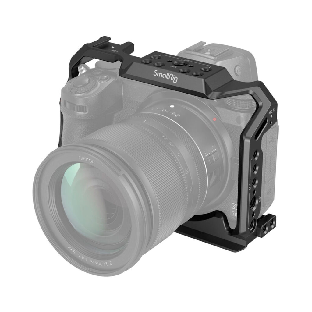 SmallRig-2926 Nikon Z5/Z6/Z7/Z6II/Z7II -kamera mustassa SmallRig 2926 Cage -kotelossa, joka suojaa kameraa ja lisää kiinnityspisteitä lisävarusteille. Osittain läpinäkyvä kamera korostaa häkin muotoilua.