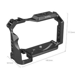 SmallRig-2926-2 SmallRig 2926 Cage for Nikon Z5/Z6/Z7/Z6II/Z7II on musta metallinen kamerahäkki, jonka mitat on merkitty: Siinä on useita kiinnitysreikiä ja ruuvikiinnitys pohjassa.