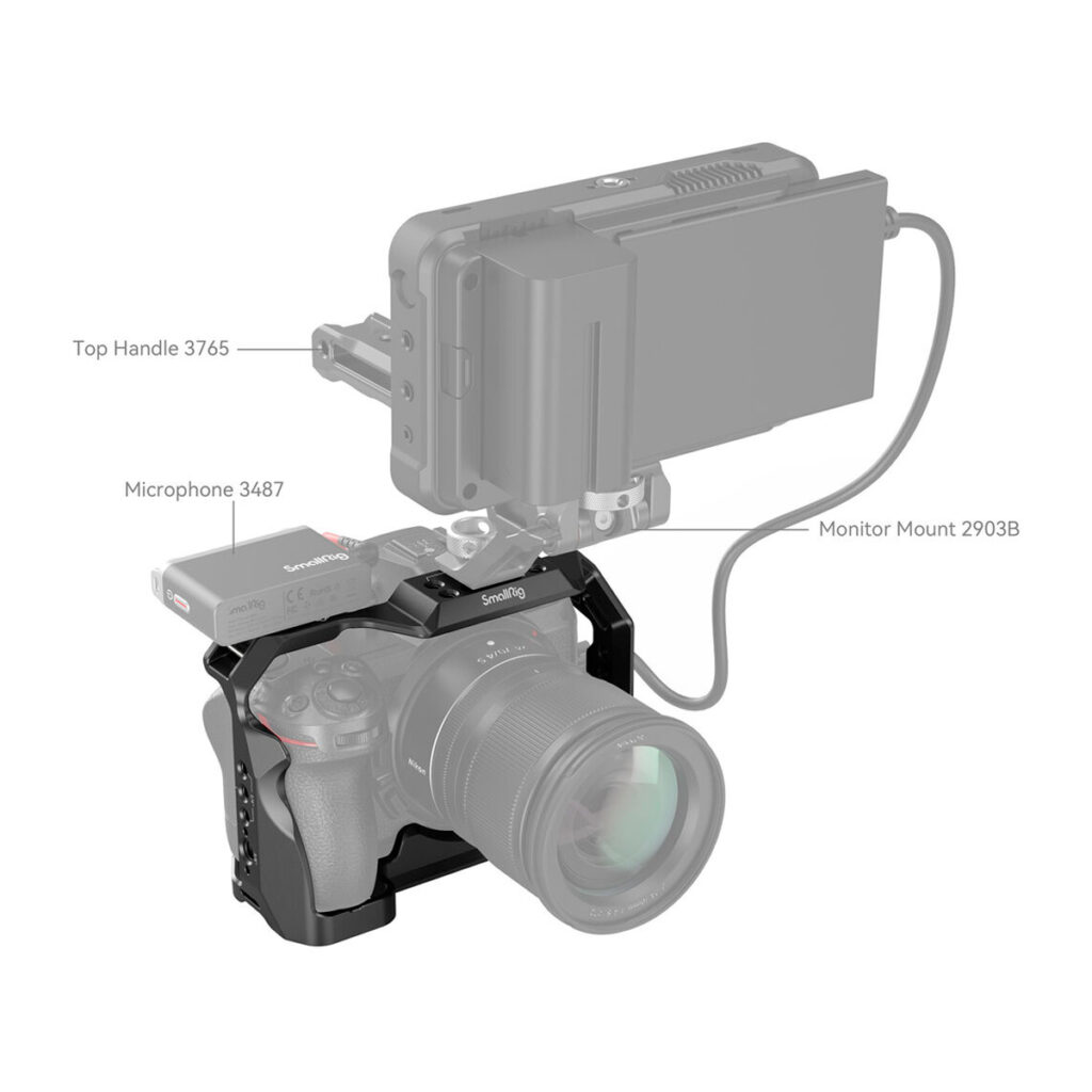 SmallRig-2926-4 Nikon Z5/Z6/Z7/Z6II/Z7II SmallRig 2926 -häkissä, jossa on suuri objektiivi, yläkahva (3765), mikrofoni (3487) ja monitorikiinnike (2903B); jokainen lisävaruste on merkitty ja monitori on puoliksi läpinäkyvä.