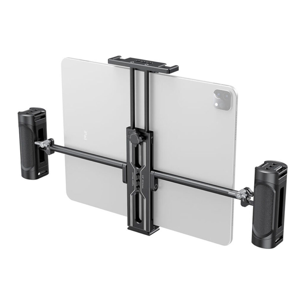 SmallRig-2929 SmallRig 2929 Tablet Mount for iPad -taulutelineessä on metallinen pidike, jossa on säädettävät varret ja kaksi mustaa, kuvioitua käsikahvaa, jotka tarjoavat turvallisen ja vakaan tuen.