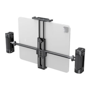 SmallRig-2929 SmallRig 2929 Tablet Mount for iPad -taulutelineessä on metallinen pidike, jossa on säädettävät varret ja kaksi mustaa, kuvioitua käsikahvaa, jotka tarjoavat turvallisen ja vakaan tuen.