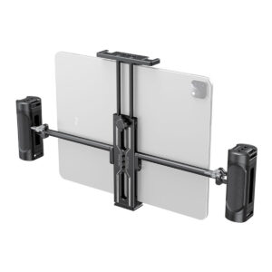 SmallRig-2929 SmallRig 2929 Tablet Mount for iPad -taulutelineessä on metallinen pidike, jossa on säädettävät varret ja kaksi mustaa, kuvioitua käsikahvaa, jotka tarjoavat turvallisen ja vakaan tuen.