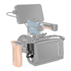 SmallRig-2960-5 Digitaalisen kameran rigissä on puinen sivukahva, ylhäältä kiinnitettävä ulkoinen näyttö ja SmallRig 2960 HDMI & USB-C Adapter for BMPCC 4K & 6K Cage - pienikokoinen musta kiinnitin, joka kiinnittää liitetyn kaapelin häkin kylkeen.