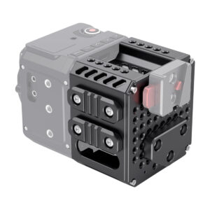 SmallRig-2969-3 SmallRig 2969 Back Module for Z CAM on musta metallinen kamerahäkki, joka on osittain kiinnitetty kameraan ja jossa on useita kiinnityspisteitä, punaiset ja hopeiset lukitusmekanismit ja joka on suunniteltu suojaukseen ja lisävarusteiden kiinnittämiseen.
