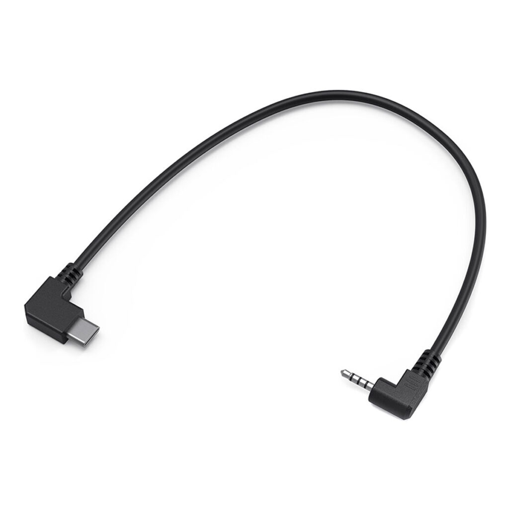 SmallRig-2970-2 SmallRig 2970 Remote Cable for Panasonic on musta kaapeli, jonka toisessa päässä on suorakulmainen USB-C-liitin ja toisessa päässä suorakulmainen 3,5 mm:n ääniliitäntä.
