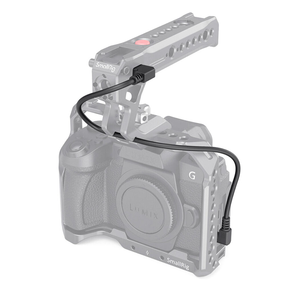 SmallRig-2970-4 Musta SmallRig 2970 Remote Cable for Panasonic yhdistää kamerahäkin kahvan harmaan Lumix-kameran HDMI-porttiin, johon on kiinnitetty SmallRig-häkki.