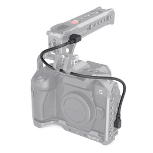 SmallRig-2970-4 Musta SmallRig 2970 Remote Cable for Panasonic yhdistää kamerahäkin kahvan harmaan Lumix-kameran HDMI-porttiin, johon on kiinnitetty SmallRig-häkki.