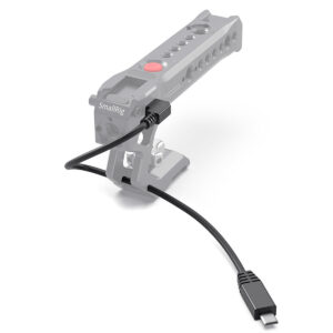 SmallRig-2971 SmallRig 2971 -kaapeli Sonylle (musta, USB-C) on kytketty harmaaseen SmallRig-kamerakahvaan, kaapeli on tarkennettu ja muu kahva näkyy puoliksi läpinäkymättömänä.