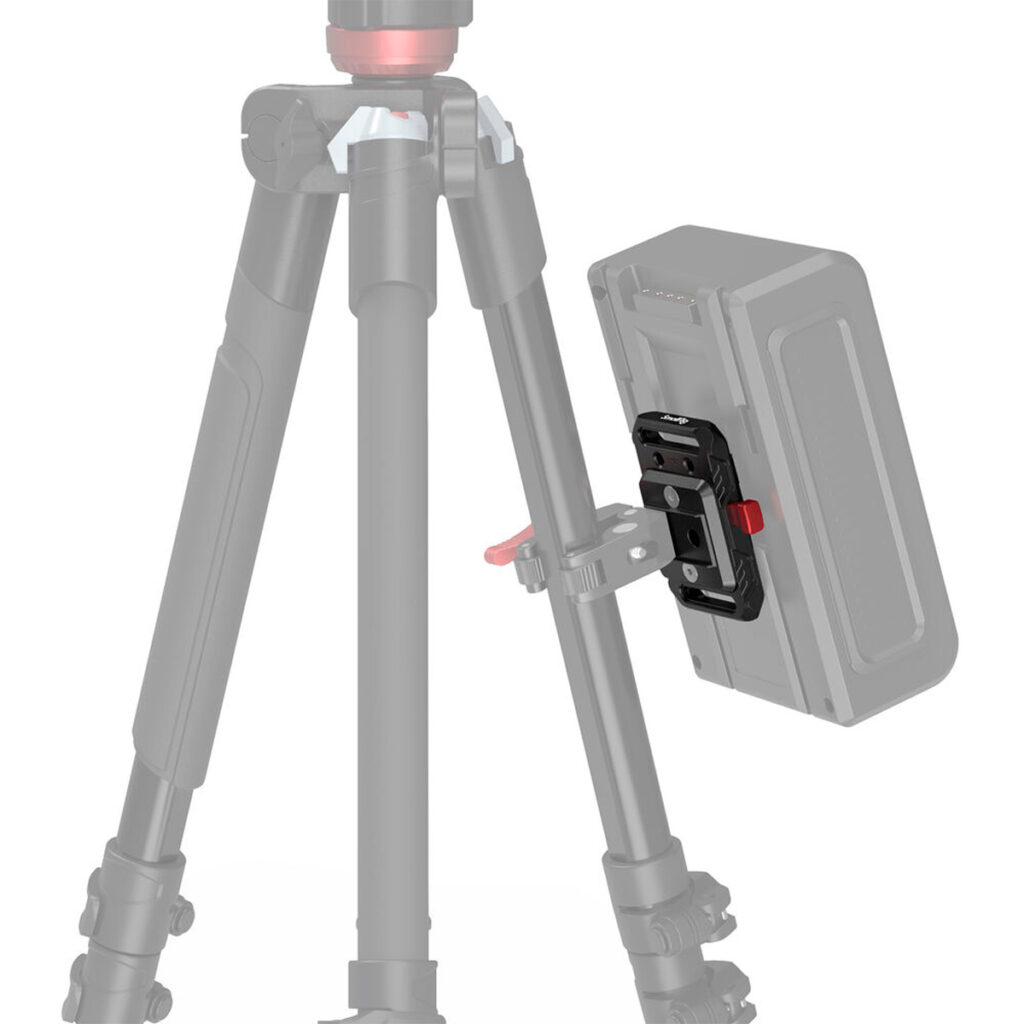 SmallRig-2987-4 Kameran jalustassa on SmallRig 2987 Battery Plate Mini V-Mount -akkulevy, joka pitää turvallisesti kiinni suorakulmaisesta akusta tai virtalähteestä toiseen jalustan jalkaan kiinnitetyn levyn ja punaisen lukitusmekanismin avulla.