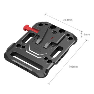 SmallRig-2988-3 SmallRig 2988 Battery Plate V-Mount on musta metallilevy, jossa on useita ruuvinreikiä, punainen vipu ja kaiverretut mitat. Sen mitat ovat 70,4 mm leveä, 106 mm pitkä ja 9 mm paksu.