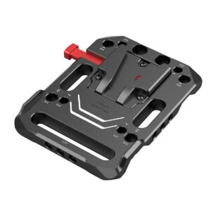 SmallRig-2988 SmallRig 2988 Battery Plate V-Mount on musta metallilevy, jossa on useita ruuvinreikiä, punainen lukitusvipu, kaiverrettu ruuvin koon/asennon merkintä ja muotoilu, jossa yhdistyvät kulmikkaat ja kaarevat reunat.