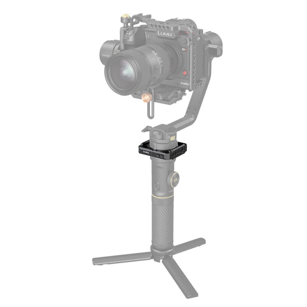 SmallRig-2994-2 SmallRig 2994 Mounting Clamp for Zhiyun Crane 2S on kiinnitetty mustaan vakaajan kahvaan, jossa on jalustan jalat, ja se tukee digitaalikameraa; kamera ja vakaaja näkyvät suurimmaksi osaksi haalistuneina.
