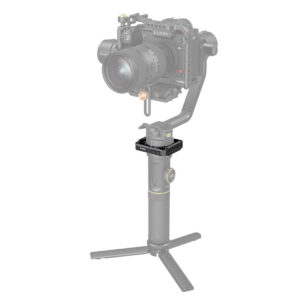 SmallRig-2994-2 SmallRig 2994 Mounting Clamp for Zhiyun Crane 2S on kiinnitetty mustaan vakaajan kahvaan, jossa on jalustan jalat, ja se tukee digitaalikameraa; kamera ja vakaaja näkyvät suurimmaksi osaksi haalistuneina.