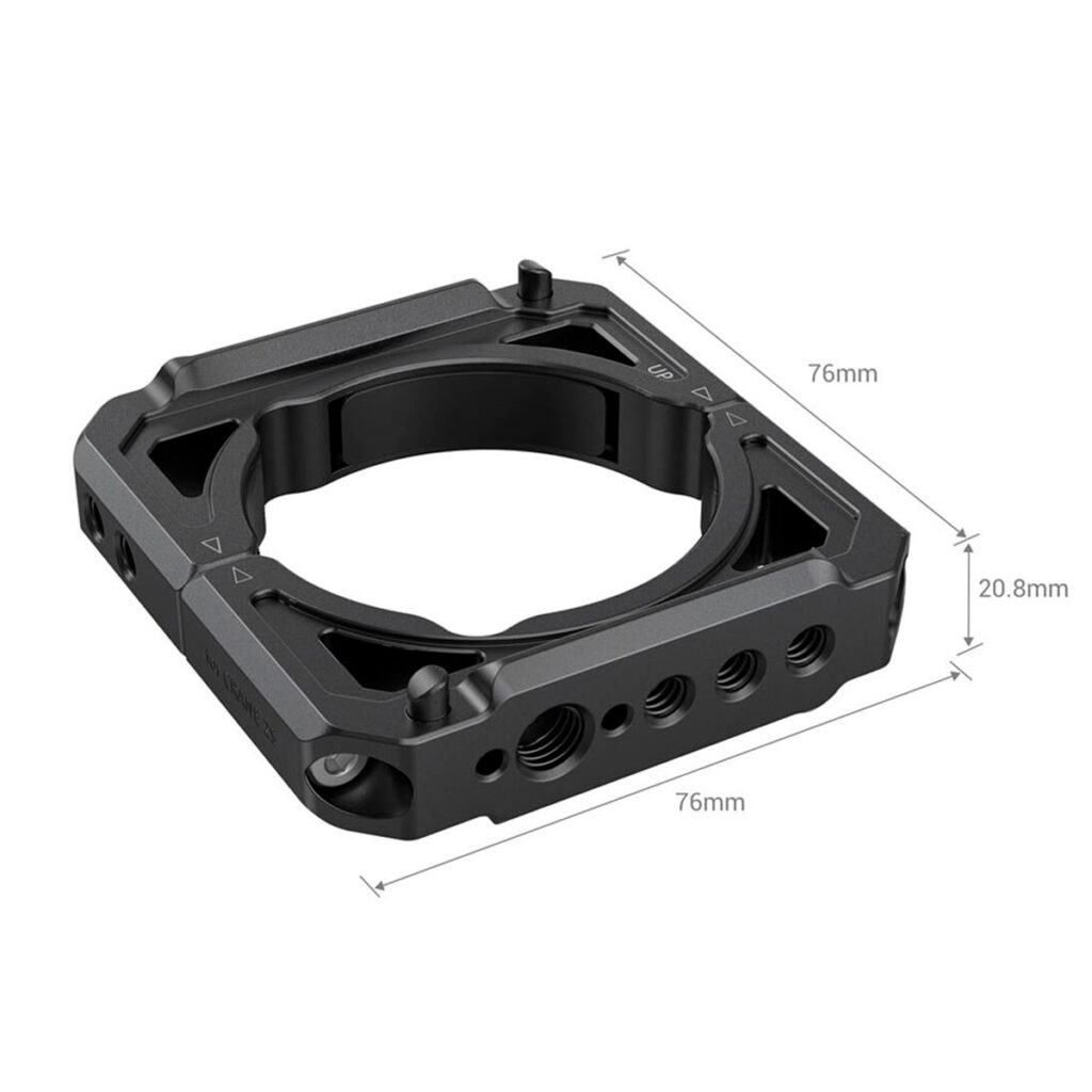 SmallRig-2994-3 SmallRig 2994 -kiinnityspidike Zhiyun Crane 2S:lle on musta neliskulmainen metallinen kiinnike (76mm x 76mm x 20,8mm), jossa on keskellä pyöreä aukko, jossa on useita reikiä ja kulmikkaita leikkauksia monipuolista asennusta tai kiinnitystä varten.