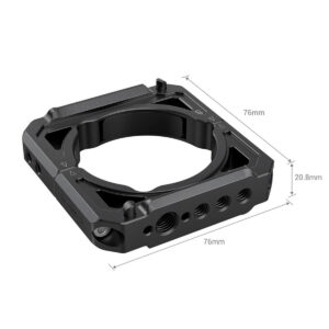 SmallRig-2994-3 SmallRig 2994 -kiinnityspidike Zhiyun Crane 2S:lle on musta neliskulmainen metallinen kiinnike (76mm x 76mm x 20,8mm), jossa on keskellä pyöreä aukko, jossa on useita reikiä ja kulmikkaita leikkauksia monipuolista asennusta tai kiinnitystä varten.