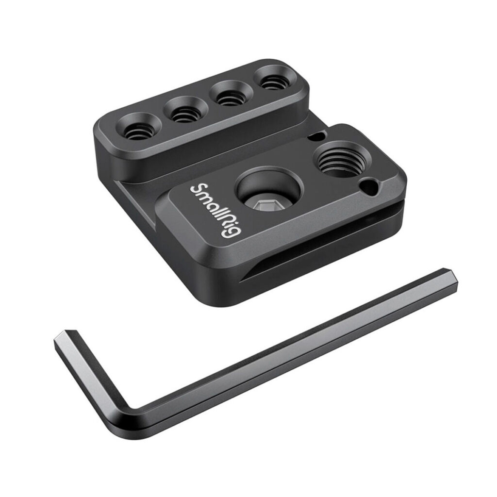 SmallRig-2995 SmallRig 2995 Side Mounting Plate for Zhiyun Crane 2S, musta metallinen lisävaruste, jossa on useita kierteitettyjä reikiä, näkyy L-muotoisen kuusiokoloavaimen vieressä valkoisella pohjalla.
