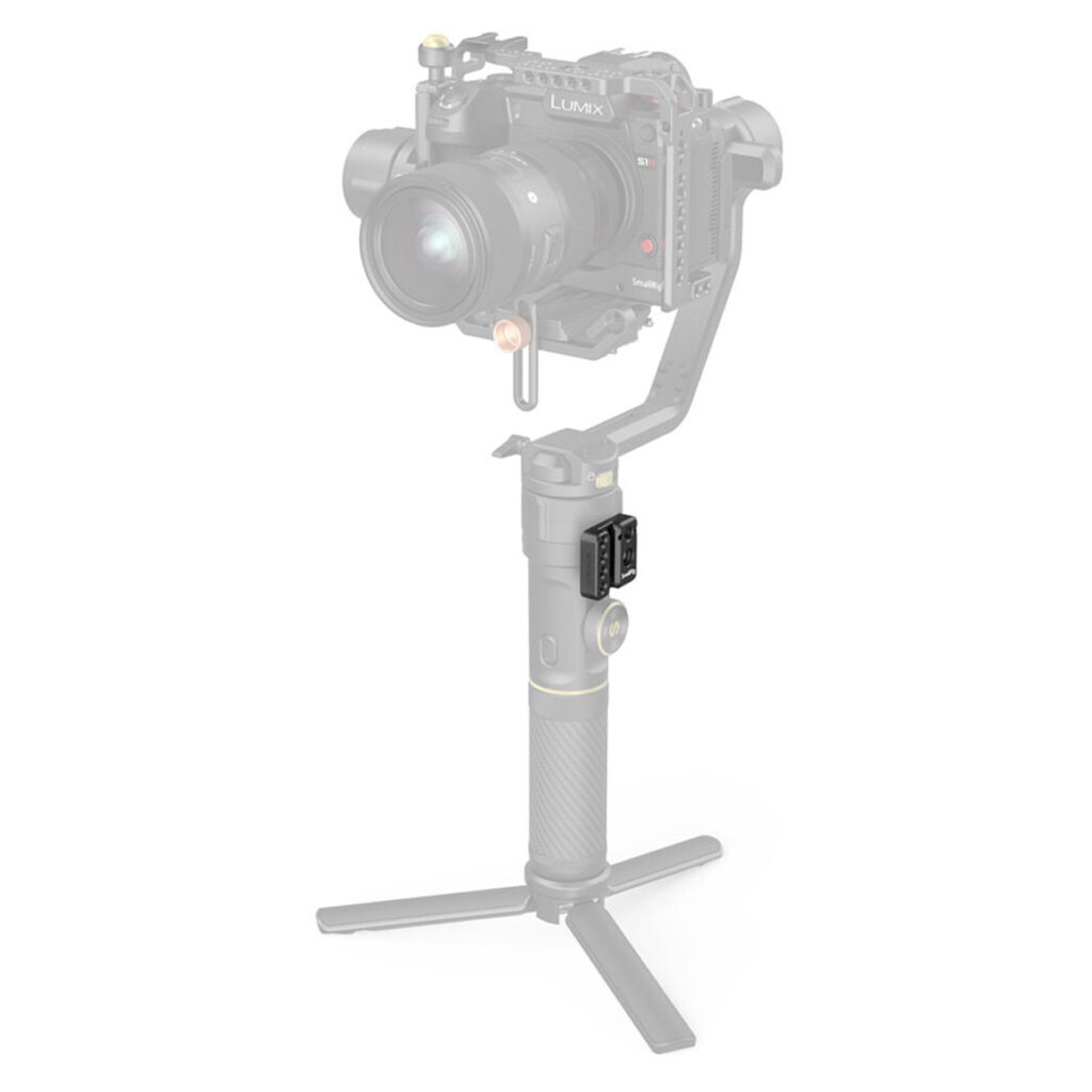 SmallRig-2995-2 SmallRig 2995 Side Mounting Plate for Zhiyun Crane 2S on kiinnitetty vakaajan jalustakahvaan, ja kamera ja vakaaja on häivytetty taustalle korostamaan kiinnityslevyä.