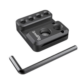SmallRig-2995 SmallRig 2995 Side Mounting Plate for Zhiyun Crane 2S, musta metallinen lisävaruste, jossa on useita kierteitettyjä reikiä, näkyy L-muotoisen kuusiokoloavaimen vieressä valkoisella pohjalla.