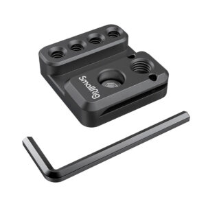 SmallRig-2995 SmallRig 2995 Side Mounting Plate for Zhiyun Crane 2S, musta metallinen lisävaruste, jossa on useita kierteitettyjä reikiä, näkyy L-muotoisen kuusiokoloavaimen vieressä valkoisella pohjalla.