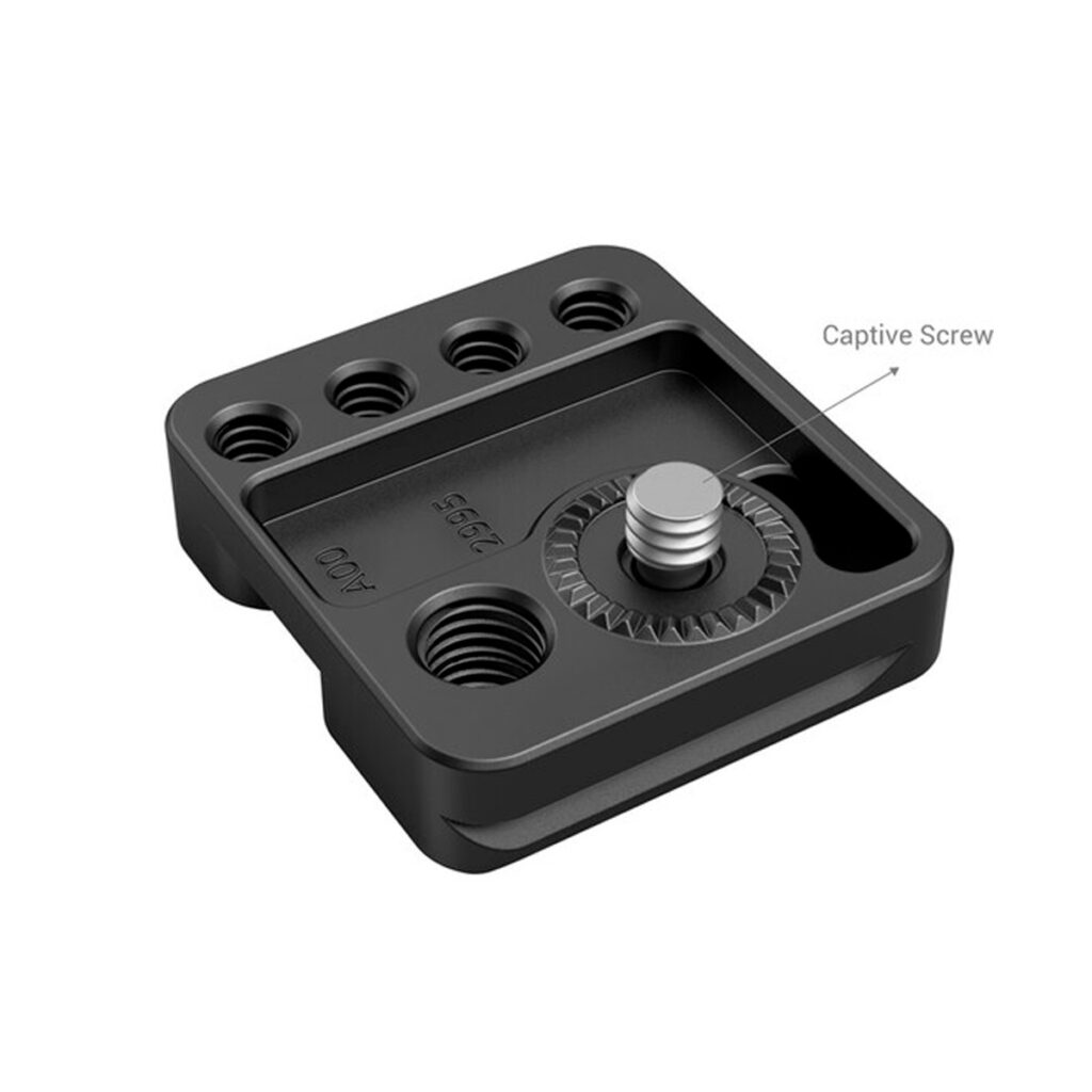 SmallRig-2995-4 SmallRig 2995 Side Mounting Plate for Zhiyun Crane 2S on musta metallilevy, jossa on useita kierteitettyjä reikiä ja keskellä Captive Screw -ruuvi, kuvassa valkoista taustaa vasten.