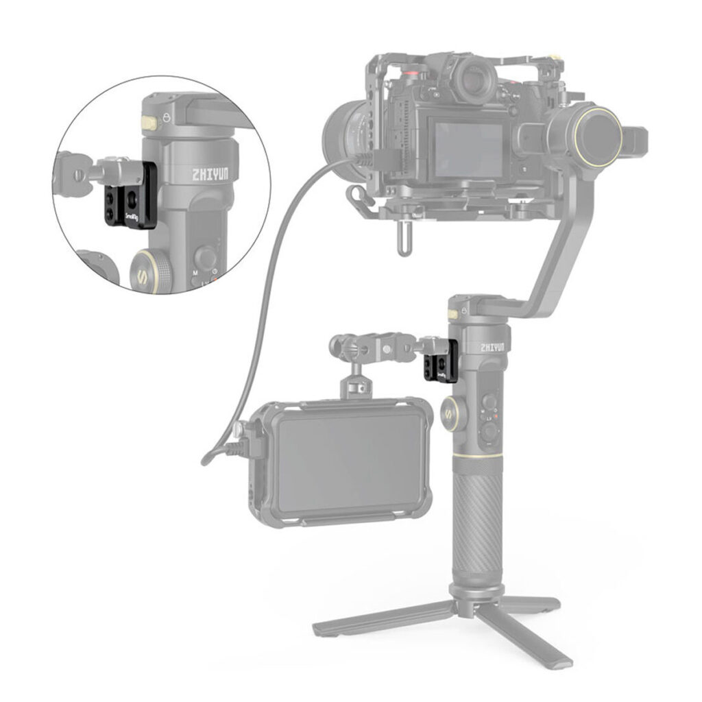 SmallRig-2995-5 Kädessä pidettävällä gimbalilla oleva kamera, jonka sivulle on kiinnitetty monitori käyttäen SmallRig 2995 Side Mounting Plate for Zhiyun Crane 2S -levyä, joka on korostettu ympyrän muotoisella sisäkuvalla.