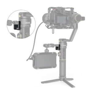 SmallRig-2995-5 Kädessä pidettävällä gimbalilla oleva kamera, jonka sivulle on kiinnitetty monitori käyttäen SmallRig 2995 Side Mounting Plate for Zhiyun Crane 2S -levyä, joka on korostettu ympyrän muotoisella sisäkuvalla.