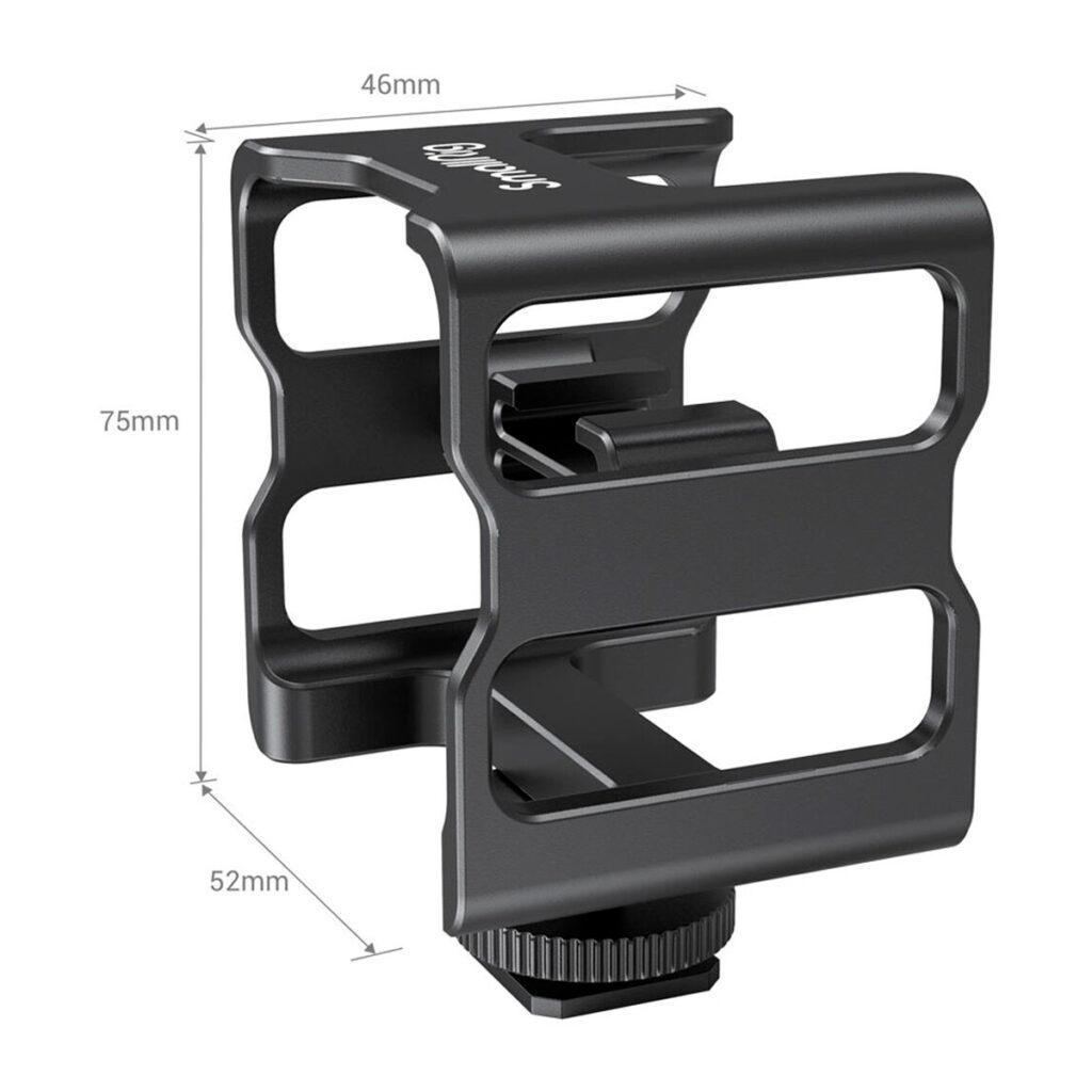 SmallRig-2998-3 SmallRig 2998 Cage for Rode Wireless Go on musta, suorakaiteen muotoinen metallinen kameran lisävaruste (75mm x 46mm x 52mm), jossa on avoimet sivut ja kiinnitysruuvi pohjassa.