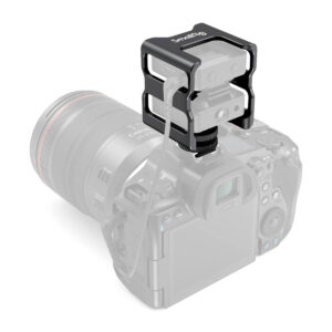 SmallRig-2998-4 SmallRig 2998 Cage for Rode Wireless Go, kuvassa mustaa metallia ja kaapelilla kytketty, on asennettu harmaan DSLR-kameran ja objektiivin päälle korostamaan lisävarustetta.