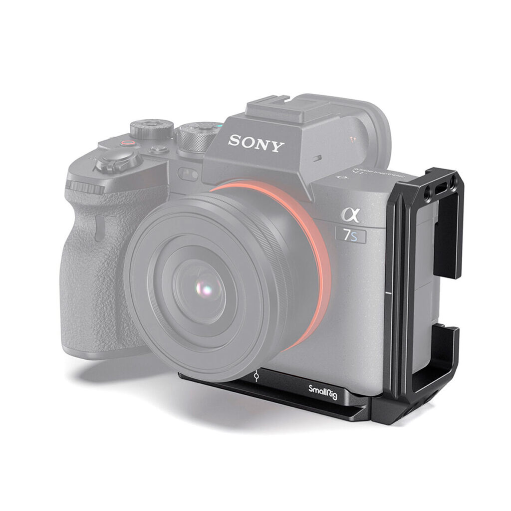 SmallRig-3003 SmallRig 3003 L-kiinnike kiinnitetään puoliksi läpinäkyvän Sony A7S III -kameran pohjaan ja kylkeen, mikä tarjoaa tukea ja lisävarusteiden kiinnitysmahdollisuuksia.