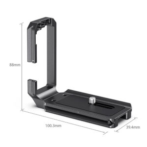 SmallRig-3003-2 SmallRig 3003 L-kiinnike Sony A7S III:lle on musta metallinen kameran kiinnityslevy (88 mm korkea, 100,3 mm pitkä, 39,4 mm leveä), jossa on kiinnitysruuvi ja urat kameralaitteisiin kiinnittämistä varten.
