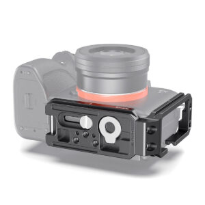 SmallRig-3003-3 Lähikuva puoliksi läpinäkyvästä Sony A7S III -kamerasta, johon on kiinnitetty SmallRig 3003 L-kiinnike, jossa korostuvat kiinnikkeen urat, ruuvinreiät ja nupit kiinnityksen monipuolisuutta varten.