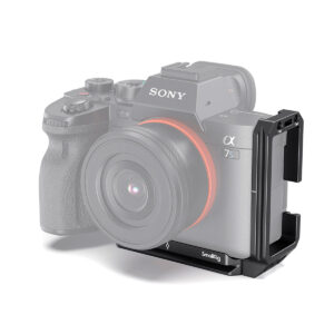 SmallRig-3003 SmallRig 3003 L-kiinnike kiinnitetään puoliksi läpinäkyvän Sony A7S III -kameran pohjaan ja kylkeen, mikä tarjoaa tukea ja lisävarusteiden kiinnitysmahdollisuuksia.