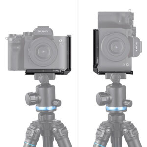 SmallRig-3003-4 SmallRig 3003 L-kiinnike Sony A7S III:lle mahdollistaa kameran nopean kiinnittämisen jalustan päähän sekä maisema-asennossa (vasemmalla) että muotokuvassa (oikealla), kuten kaksi harmaalla merkittyä kameraa osoittaa kummassakin suunnassa.