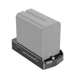 SmallRig-3018-2 SmallRig 3018 NP-F-akkusovitin Plate Lite sisältää harmaan ladattavan akun mustalla latausalustalla, jossa on valkoinen nuoli ja 12 V DC-ulostuloportti.