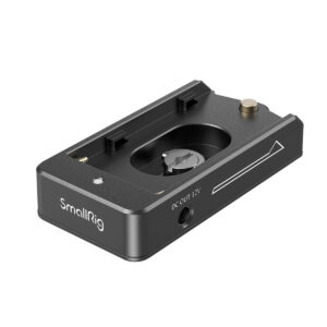 SmallRig-3018 SmallRig 3018 NP-F Battery Adapter Plate Lite on musta kameran kiinnityslevy, jossa on 12 V DC-ulostulo, metalliset liittimet ja nuolenkuvio yläreunassa, joka on suunniteltu kameran lisävarusteille.