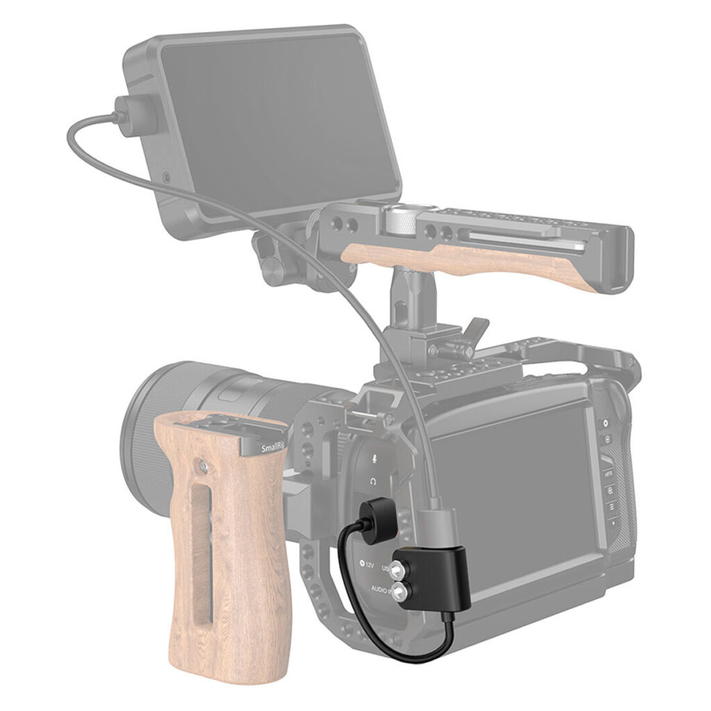 SmallRig-3019-5 Kamerakalusto, jossa on puinen kahva, harmaa näyttö ja SmallRig 3019 HDMI Ultra Slim Adapter Cable 4K (A-A) -kaapeli, jossa kahva ja kaapeli korostuvat visuaalisesti harmaista lisävarusteista.