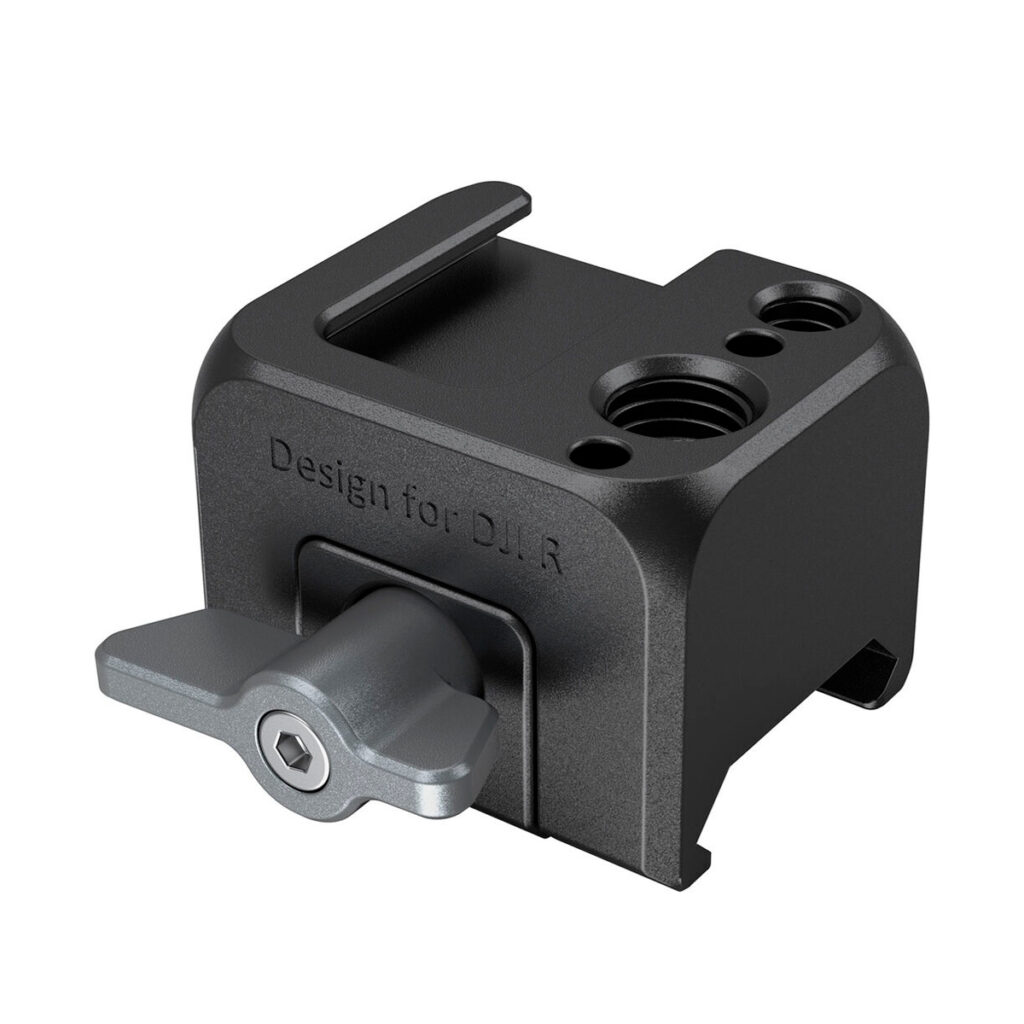 SmallRig-3025-2 SmallRig 3025 -kiinnityslevy DJI Ronin RS 2 / RSC 2 / RS 3 / RS 3 Pro / RS 3 mini -laitteille on musta metallinen kiinnitin, jossa on harmaa lukitusvipu, jossa on merkintä "Design for D.I.L.R." ja joka on suunniteltu kiinnittämään lisävarusteet turvallisesti.