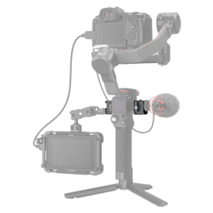 SmallRig-3025-3 Kuvassa on jalustalla oleva kamerarigi, jossa käytetään SmallRig 3025 Mounting Plate for DJI Ronin RS 2 / RSC 2 / RS 3 / RS 3 Pro / RS 3 mini -kiinnityslevyä DJI Ronin RS 2 / RSC 2 / RS 3 / RS 3 Pro / RS 3 mini, jossa kamera, mikrofoni, monitori ja gimbaali on liitetty kiinnitysvarsilla ja kaapeleilla vaaleanharmaalla ääriviivalla.