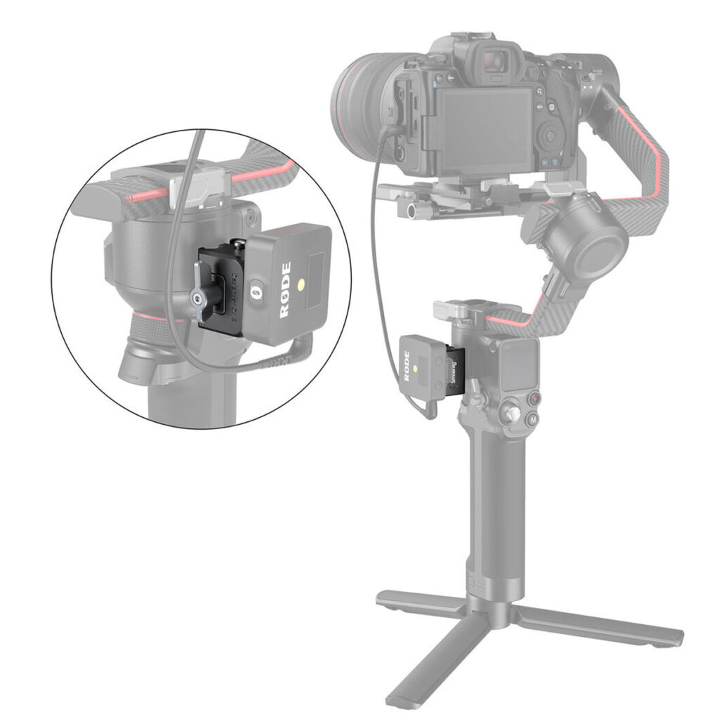 SmallRig-3025-5 Musta kamera käsikannettavassa gimbalissa, joka on vakautettu DJI Ronin RS 2/RS 3 -sarjan SmallRig 3025 -kiinnityslevyllä, johon on kiinnitetty langaton Rode-vastaanotin; sisäkuvassa on lähikuva vastaanottimesta kiinnityslevyllä.