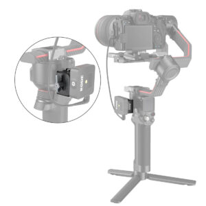 SmallRig-3025-5 Musta kamera käsikannettavassa gimbalissa, joka on vakautettu DJI Ronin RS 2/RS 3 -sarjan SmallRig 3025 -kiinnityslevyllä, johon on kiinnitetty langaton Rode-vastaanotin; sisäkuvassa on lähikuva vastaanottimesta kiinnityslevyllä.
