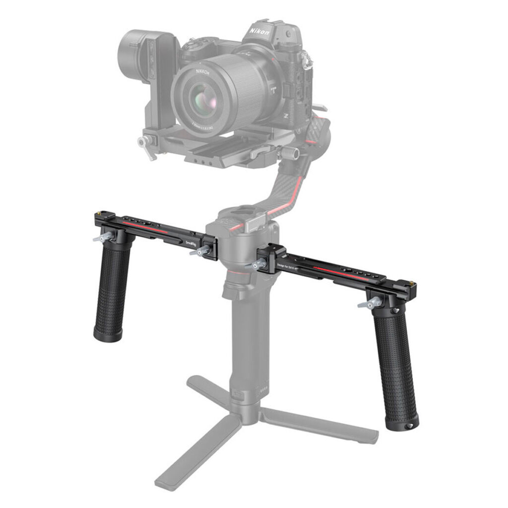 SmallRig-3027 Kamera asennettuna SmallRig 3027 Dual Handgrip for DJI RS2/RSC2/RS3/RS3/RS3 Pro -käsikahvaan, jossa on kaksi sivukahvaa ja pieni jalustan jalusta, valkoista taustaa vasten.