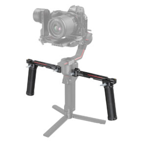 Kamera asennettuna SmallRig 3027 Dual Handgrip for DJI RS2/RSC2/RS3/RS3/RS3 Pro -käsikahvaan, jossa on kaksi sivukahvaa ja pieni jalustan jalusta, valkoista taustaa vasten.