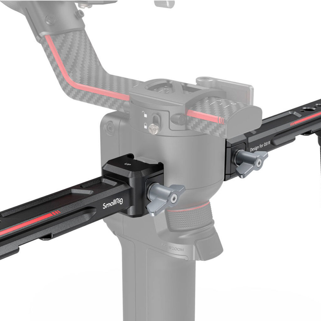 SmallRig-3027-4 Lähikuva SmallRig 3027 Dual Handgrip for DJI RS2/RSC2/RS3/RS3 Pro -käsikahvasta DJI RS2/RSC2/RS3/RS3 Pro:lle, jossa on hiilikuitu- ja metalliosia, säätönupit ja SmallRig-merkitty kisko. Kuvassa esitellään sen muokattava kiinnitysjärjestelmä pro-videolaitteille.
