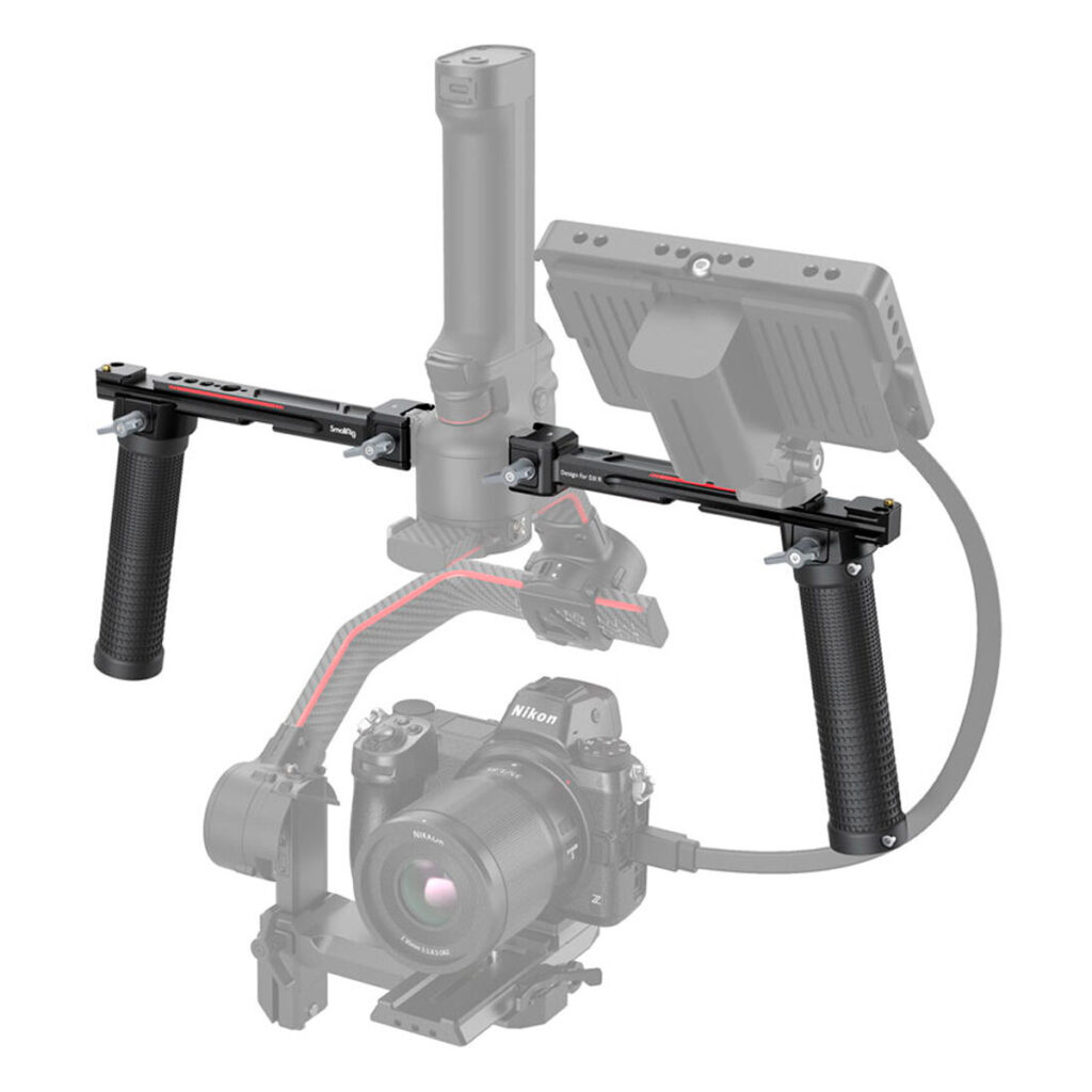 SmallRig-3027-5 SmallRig 3027 Dual Handgrip on esitetty asennettuna DJI RS2/RSC2/RS3/RS3 Pro -gimbaliin, kamera, monitori ja kaapelit puoliksi läpinäkyvässä päällekkäisessä kuvassa havainnollistamaan täydellistä laiteasennusta.