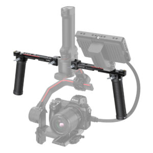 SmallRig-3027-5 SmallRig 3027 Dual Handgrip on esitetty asennettuna DJI RS2/RSC2/RS3/RS3 Pro -gimbaliin, kamera, monitori ja kaapelit puoliksi läpinäkyvässä päällekkäisessä kuvassa havainnollistamaan täydellistä laiteasennusta.